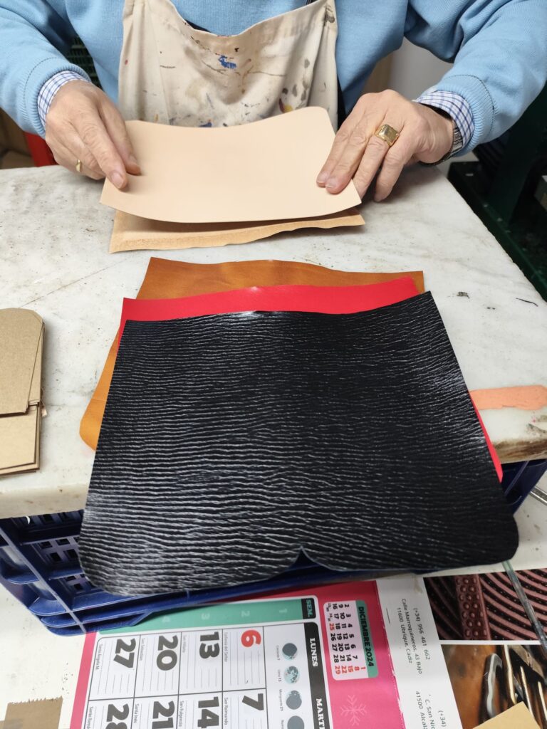 comenzando a unir el cuero